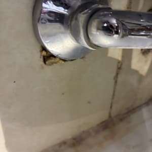 ברז עם סימני נזילה בקיר