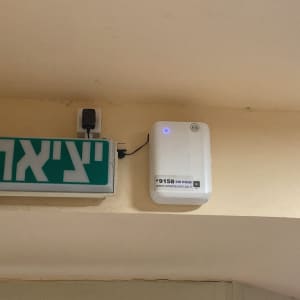 שלט יציאה עם חיבור חשמלי על הקיר