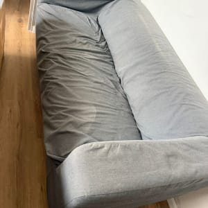 ספה אפורה על רצפת עץ