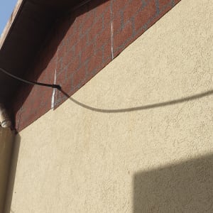 קיר עם איטום גג רעפים אדום ולבן