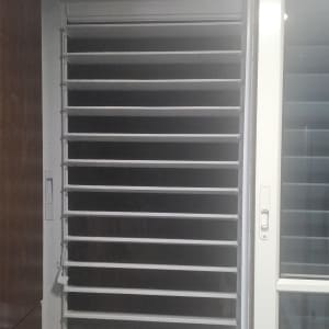 חלון אלומיניום עם תריסים אופקיים