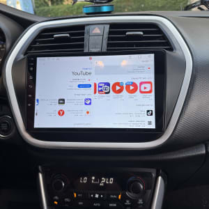 מערכת מולטימדיה ברכב עם מסך YouTube פתוח