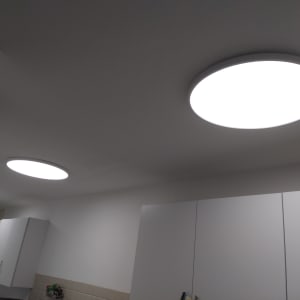 תאורה עגולה מותקנת בתקרה בחדר