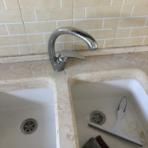 כיור מטבח כפול עם ברז ואיטום סיליקון בחיבור למשטח