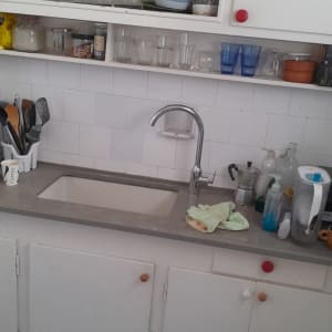 מטבח עם כיור, ברז וכלי מטבח על השיש