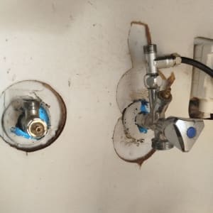 חיבורים וצינורות מתחת לכיור במטבח