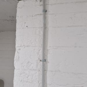 שקעי חשמל מותקנים על קיר לבן עם כבל מחובר