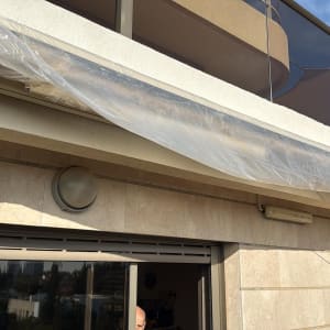 מרפסת עם כיסוי פלסטיק על גג