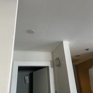 תקרה ודלת פתוחה בחדר פנימי