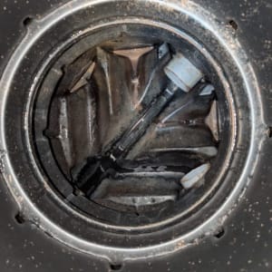 תמונה של חלק פנימי של צינור או מכשיר אינסטלציה