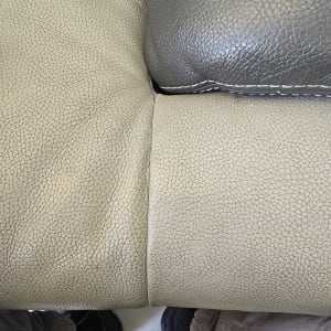 ריפוד עור בגוונים שונים על כיסא