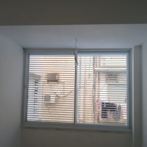 חלון אלומיניום עם תריסים אופקיים