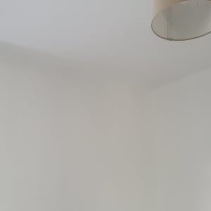 קיר צבוע עם חלון ותריסים