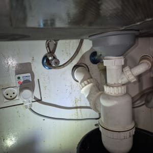 צנרת מתחת לכיור עם מחבר וברז