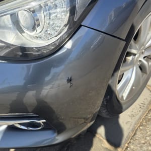 פנס קדמי של רכב עם נזק קטן בפגוש