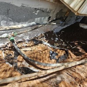 אזור עבודה עם צינורות ואדמה חשופה