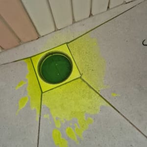 נוזל צהוב סביב פתח ניקוז ברצפה