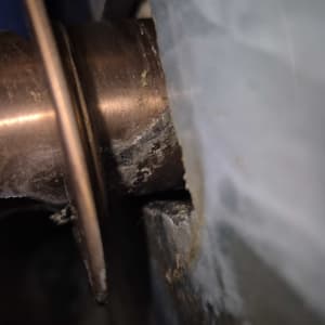 צינור נחושת עם סימני חלודה ונזילה