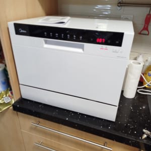 מדיח כלים על משטח מטבח עם מגבות נייר