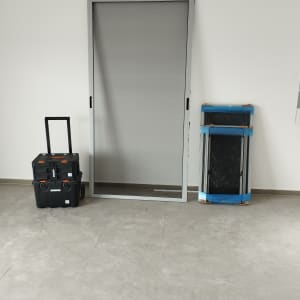 מסגרת אלומיניום עם רשת ליד ארגז כלים