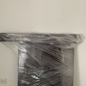 רהיט עטוף בניילון לקראת הובלה