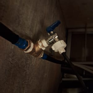 ברז מים עם צינור מחובר לקיר