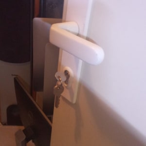 מנעול דלת עם מפתח תלוי