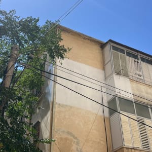 איטום נקודתי של קיר חיצוני בבניין מגורים