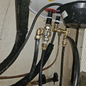 צנרת ומחברים של מערכת חימום מים