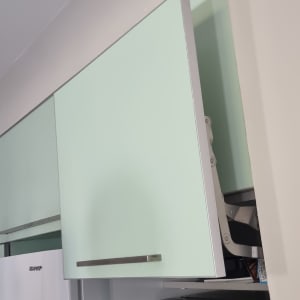 ארון מטבח פתוח עם מנגנון הרמה