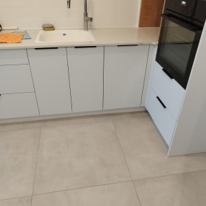 כיור מטבח עם ברז, תנור בילט אין, ארונות לבנים