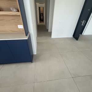 מסדרון עם רצפת אריחים ודלת פתוחה