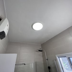 תקרה צבועה עם מנורה בחדר אמבטיה