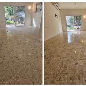 רצפה נקייה ומבריקה בחדר עם חלונות גדולים