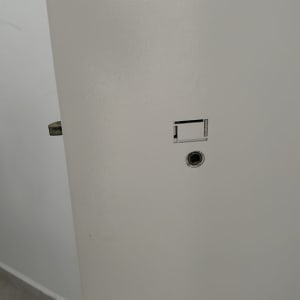 דלת עם מנעול וחור מפתח