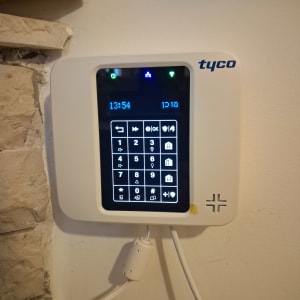 לוח מקשים של מערכת אבטחה על קיר