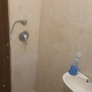 מקלחת עם ברז וכיור, מתאים לעבודת אינסטלציה