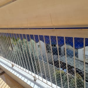 רשת הגנה על מרפסת למניעת כניסת יונים