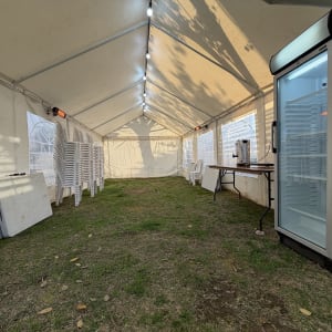 אוהל עם כיסאות, שולחנות ומקרר להשכרה לאירועים