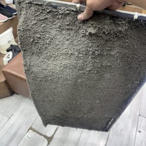 פילטר מזגן מלוכלך מוחזק ביד בחנות נעליים