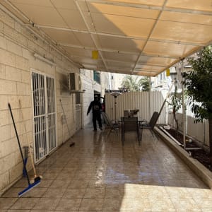 מרפסת עם סוכך, שולחן וכיסאות