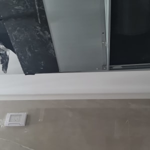 מערכת מיזוג אוויר מותקנת בתקרה עם צינור ירוק.