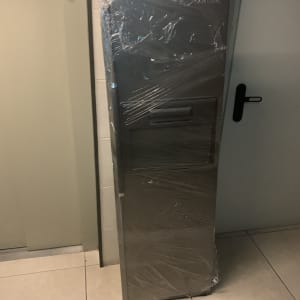 מקרר עטוף בניילון ליד דלת