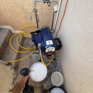 מכונת איטום עם דלי צבע וכלי עבודה