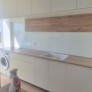 מראה זכוכית במטבח מעל השיש