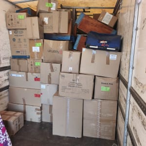 ארגזים וציוד בתוך משאית הובלה