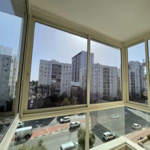 חלונות אלומיניום גדולים עם נוף עירוני