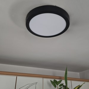 מנורת תקרה עגולה עם מסגרת שחורה