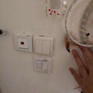 מתגי חשמל על קיר עם קישוטים