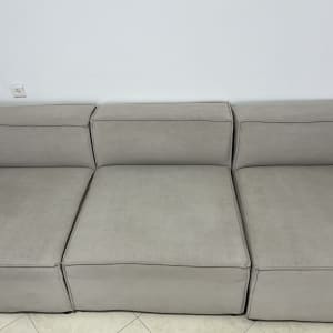 ספה נקייה עם שלושה מושבים